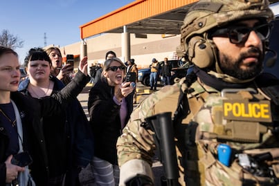 De ICE a NICE, Trump lanza polémico cambio para los "agentes buenos" y las redes explotan