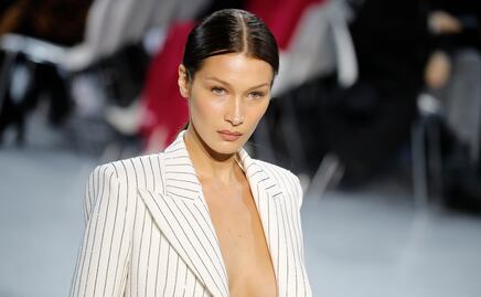 Bella Hadid domina la pasarela con saco 'braless' abierto