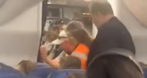 Avión aterriza de emergencia en Denver por pasajera atrapada en el baño