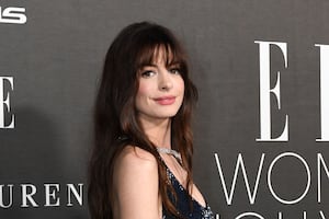 Anne Hathaway se convierte en musa de Versace y posa con lujoso bustier en sesión