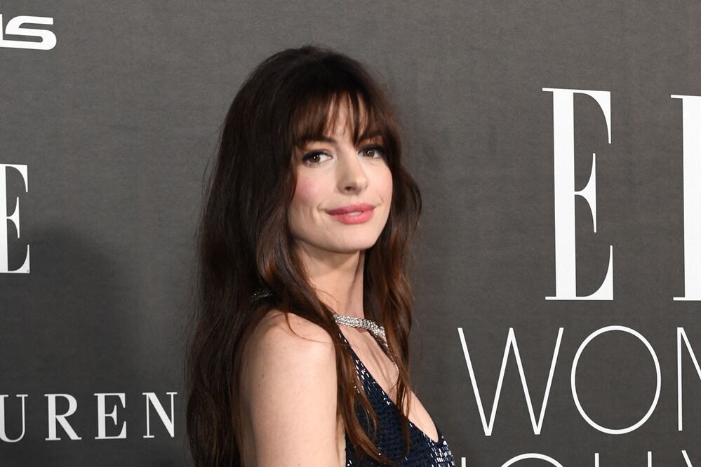 Anne Hathaway es el nuevo 'Ícono de Versace'. Foto: AFP