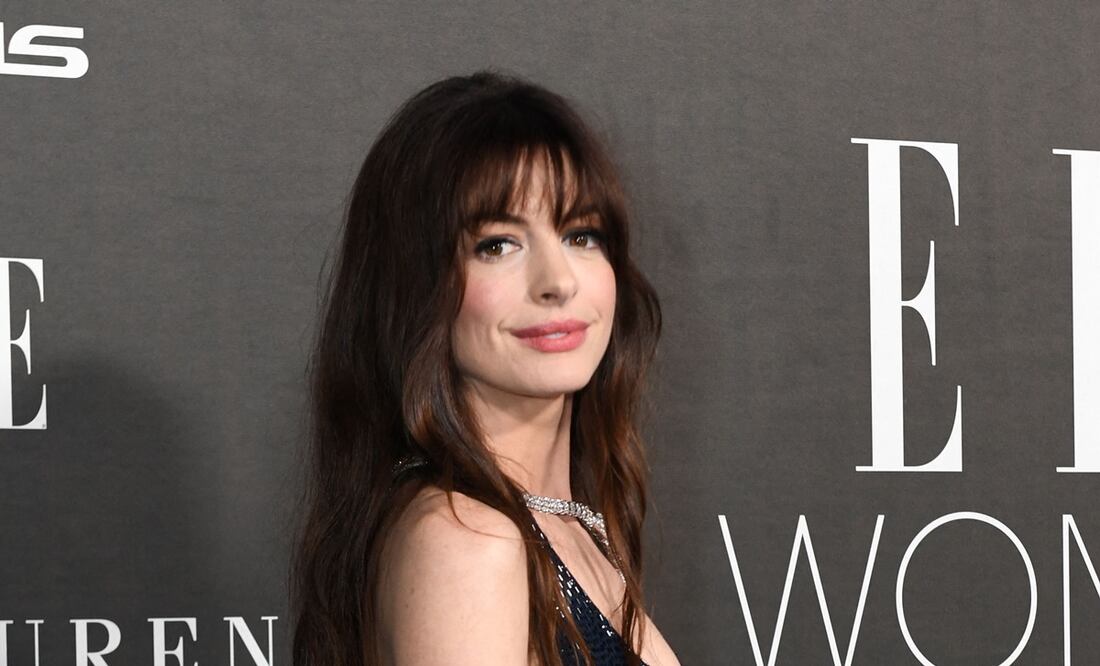 Anne Hathaway es el nuevo 'Ícono de Versace'. Foto: AFP