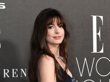 Anne Hathaway se convierte en musa de Versace y posa con lujoso bustier en sesión