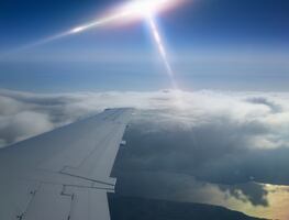 Avión comercial casi choca con OVNI frente a Nueva York; Pentágono revela cientos de casos inexplicables