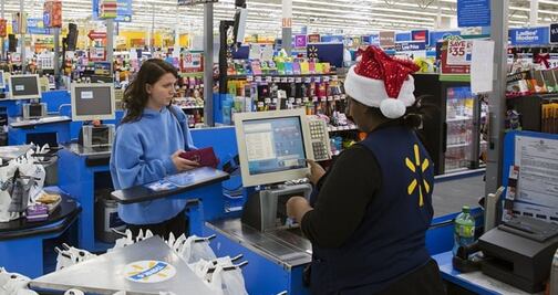 Regalan auto a cajera de Walmart que caminaba 14 km para ir a trabajar