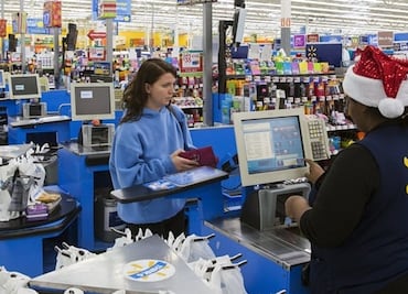 Regalan auto a cajera de Walmart que caminaba 14 km para ir a trabajar