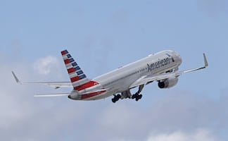 Hombre irrumpe violentamente en cabina de avión y daña controles de vuelo