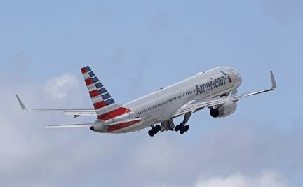 Hombre irrumpe violentamente en cabina de avión y daña controles de vuelo