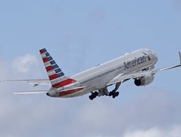 Hombre irrumpe violentamente en cabina de avión y daña controles de vuelo