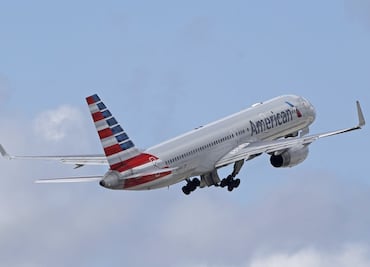 Hombre irrumpe violentamente en cabina de avión y daña controles de vuelo