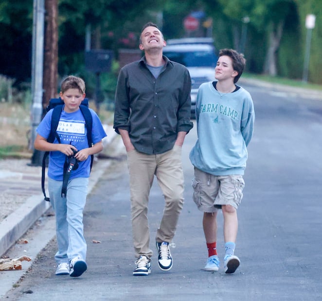 Ben Affleck luce más feliz sin Jennifer Lopez; así lo captaron con sus hijos. Foto: Backgrid/The Grosby Group