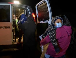 Arrestos de migrantes en frontera de EU llegan a su mayor nivel en 20 años