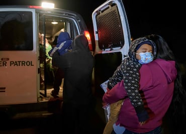 Arrestos de migrantes en frontera de EU llegan a su mayor nivel en 20 años