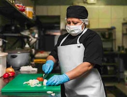 Empresa de Canadá busca mexicano para trabajar como cocinero; paga $30 mil pesos por mes