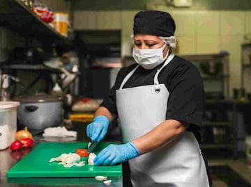 Hay TRABAJO para cocineras en CANADÁ; ofrecen contratos de 3 años (sin inglés)
