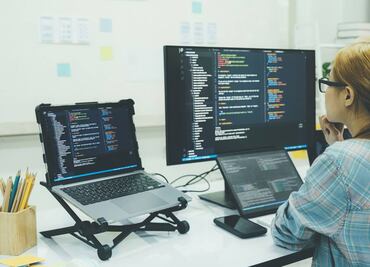 Embajada de EU en México abre vacante para programador informático; ofrece salario de $540,000 al año
