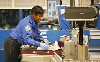 Así es el filtro de seguridad que debes pasar en los aeropuertos de EU