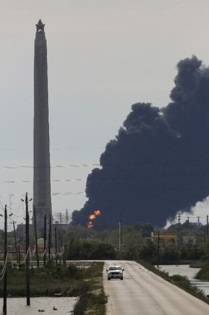 Controlan incendio en planta química de Houston