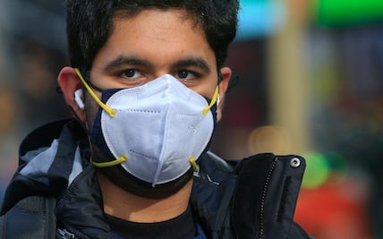 Usar doble cubrebocas sí protege más ante coronavirus: CDC