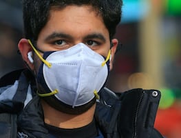 Usar doble cubrebocas sí protege más ante coronavirus: CDC