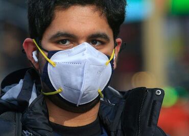 Usar doble cubrebocas sí protege más ante coronavirus: CDC