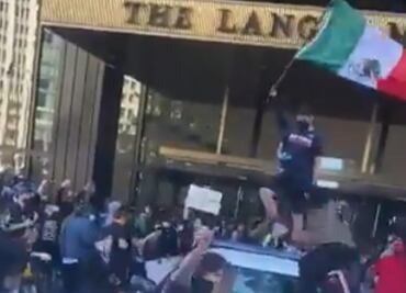 La bandera de México ondea en las protestas por George Floyd