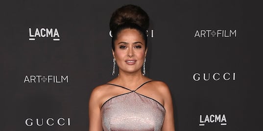 Salma Hayek deslumbra con vestido de raja en Los Ángeles