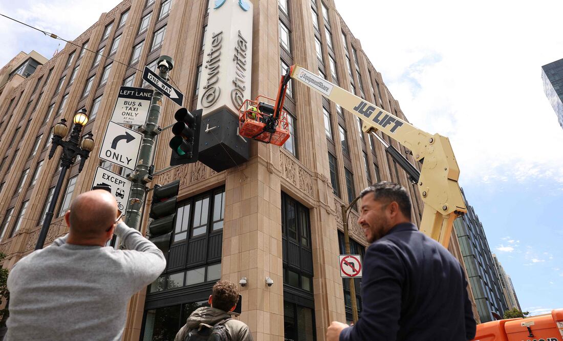 Elon Musk ha dado uno de los pasos de mayor calado en Twitter al suprimer el logotipo azul del pájaro por un logo en blanco y negro de una "X", dando así su primer paso para convertir a X.com.  Justin Sullivan/Getty Images/AFP (Photo by JUSTIN SULLIVAN / GETTY IMAGES NORTH AMERICA / Getty Images via AFP)
