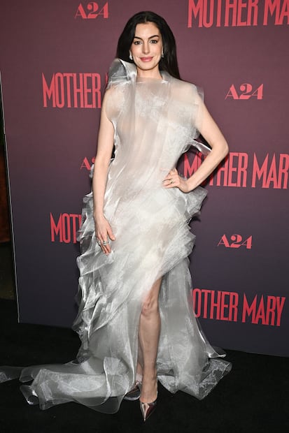 Anne Hathaway impone belleza y glamour con vestido traslúcido en el estreno de ‘Mother Mary’. Foto: AP