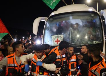 Después de que Hamás liberara a 17 rehenes, Israel entregó 39 presos palestinos