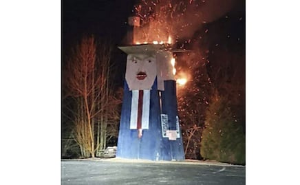 Queman estatua de Donald Trump en Eslovenia