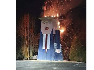 Queman estatua de Donald Trump en Eslovenia