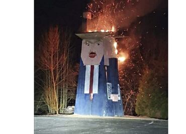 Queman estatua de Donald Trump en Eslovenia