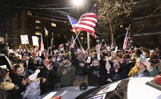 Protestan en NY por arresto de dueño de bar que violó restricciones por Covid
