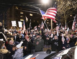 Protestan en NY por arresto de dueño de bar que violó restricciones por Covid