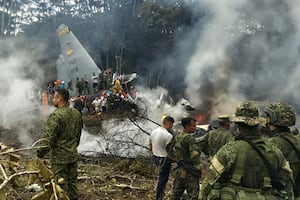 Tragedia aérea en Colombia: avión militar con 125 personas se desploma; reportan 48 sobrevivientes. VIDEO