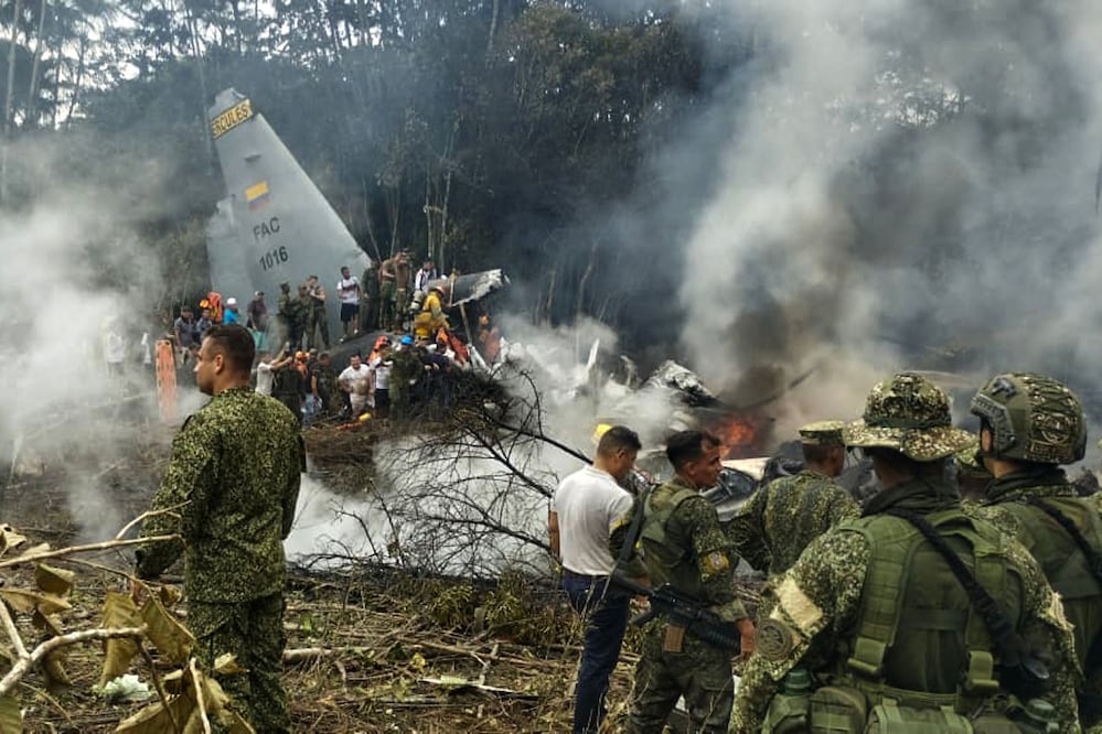 Tragedia aérea en Colombia: avión militar con 125 personas se desploma; reportan 48 sobrevivientes. VIDEO. (Photo by daniel ortiz / AFP)
