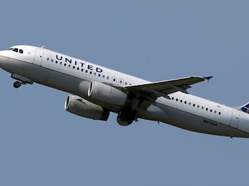 Arrestan a pasajero por instalar cámara en baño de avión de United