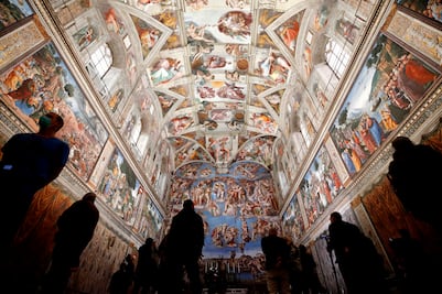 Cónclave en marcha: el Vaticano instala la estufa que anunciará al nuevo Papa con humo blanco