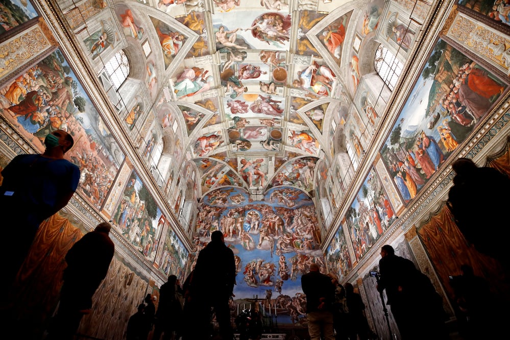 Cónclave en marcha: el Vaticano instala la estufa que anunciará al nuevo Papa con humo blanco FOTO: AP / Alessandra Tarantino