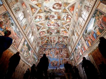 Cónclave en marcha: el Vaticano instala la estufa que anunciará al nuevo Papa con humo blanco