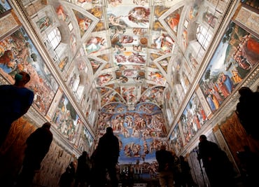 Cónclave en marcha: el Vaticano instala la estufa que anunciará al nuevo Papa con humo blanco