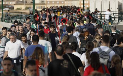 Valencianos cruzan a pie para socorrer a las víctimas tras inundaciones por la DANA. VIDEO