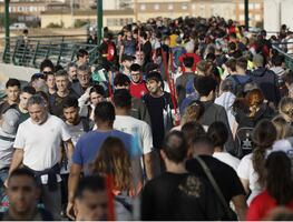 Valencianos cruzan a pie para socorrer a las víctimas tras inundaciones por la DANA. VIDEO