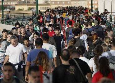 Valencianos cruzan a pie para socorrer a las víctimas tras inundaciones por la DANA. VIDEO