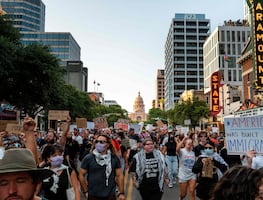 Protestas por redadas migratorias estallan en Texas; enfrentamientos y detenciones en Austin y Dallas