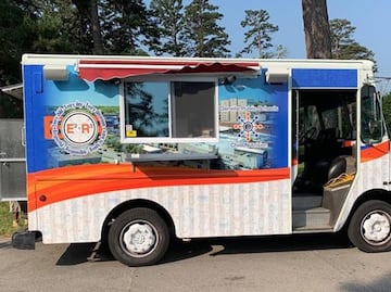 Compran food truck para regalar comida a alumnos durante el verano