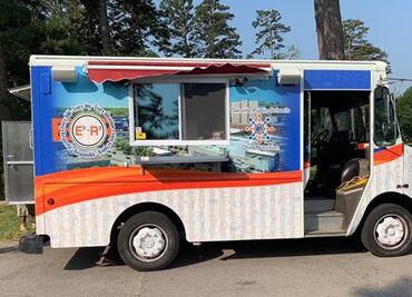 Compran food truck para regalar comida a alumnos durante el verano
