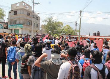 Estudiantes de Ayotzinapa convocan a 'megamarcha' por asesinato de compañero.¿Cuándo y dónde?
