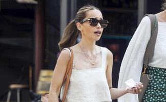 Emilia Clarke y la minifalda de verano con la que arrasó en Londres